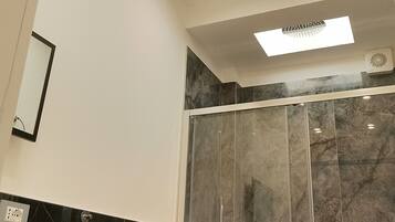 Dusche, Haartrockner, Bidet, Handtücher