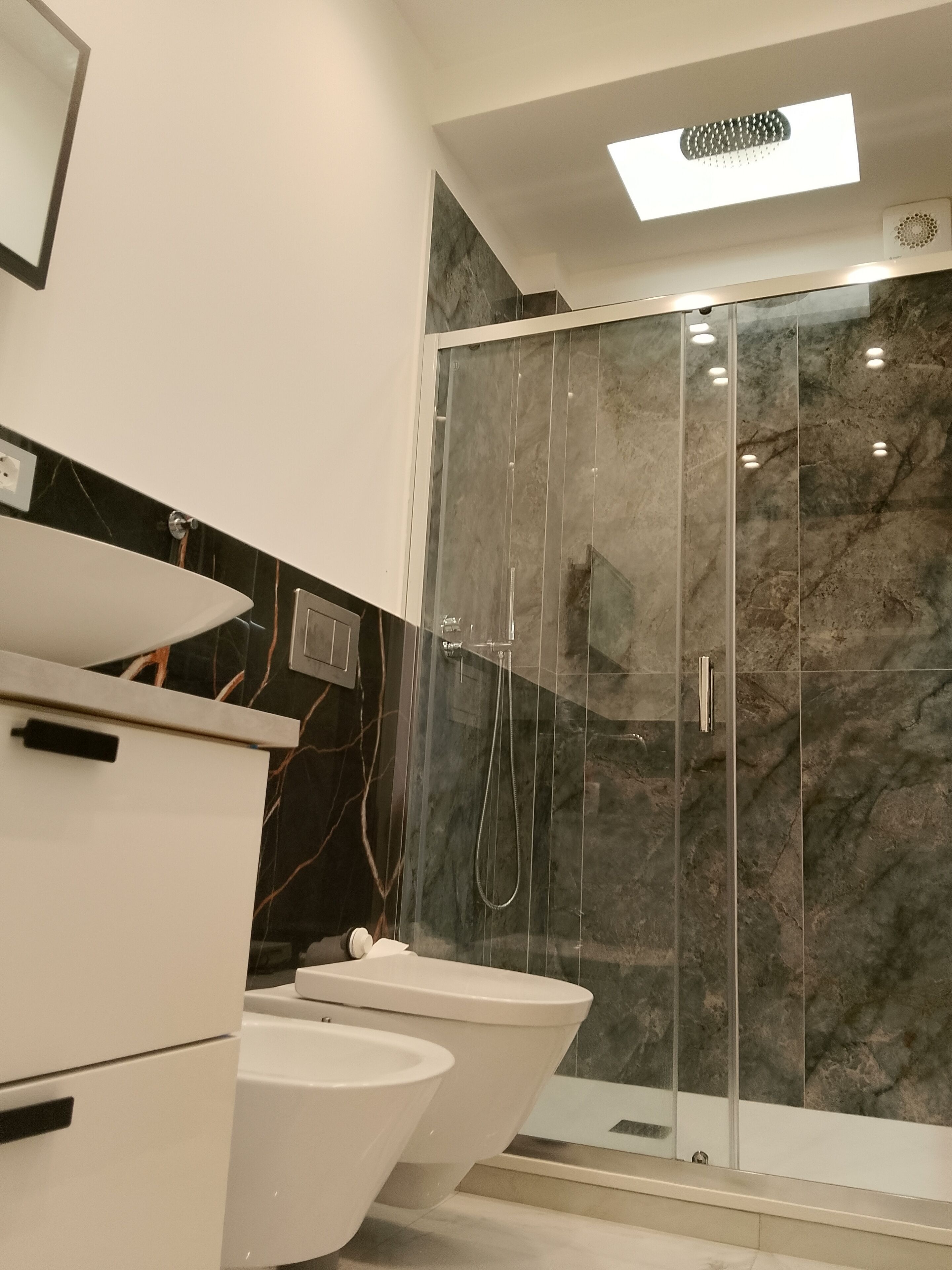 Doccia, asciugacapelli, bidet, asciugamani