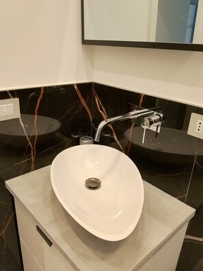Douche, sĂšche-cheveux, bidet, serviettes fournies