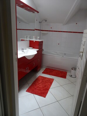 Shower, jetted tub, hair dryer, towels