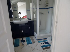 Shower, jetted tub, hair dryer, towels
