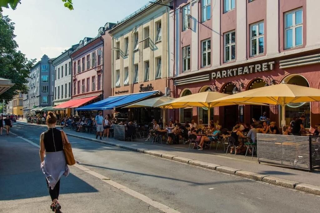 Eine Straße mit Außenbestuhlung vor einem Restaurant namens "Parkteatrett".