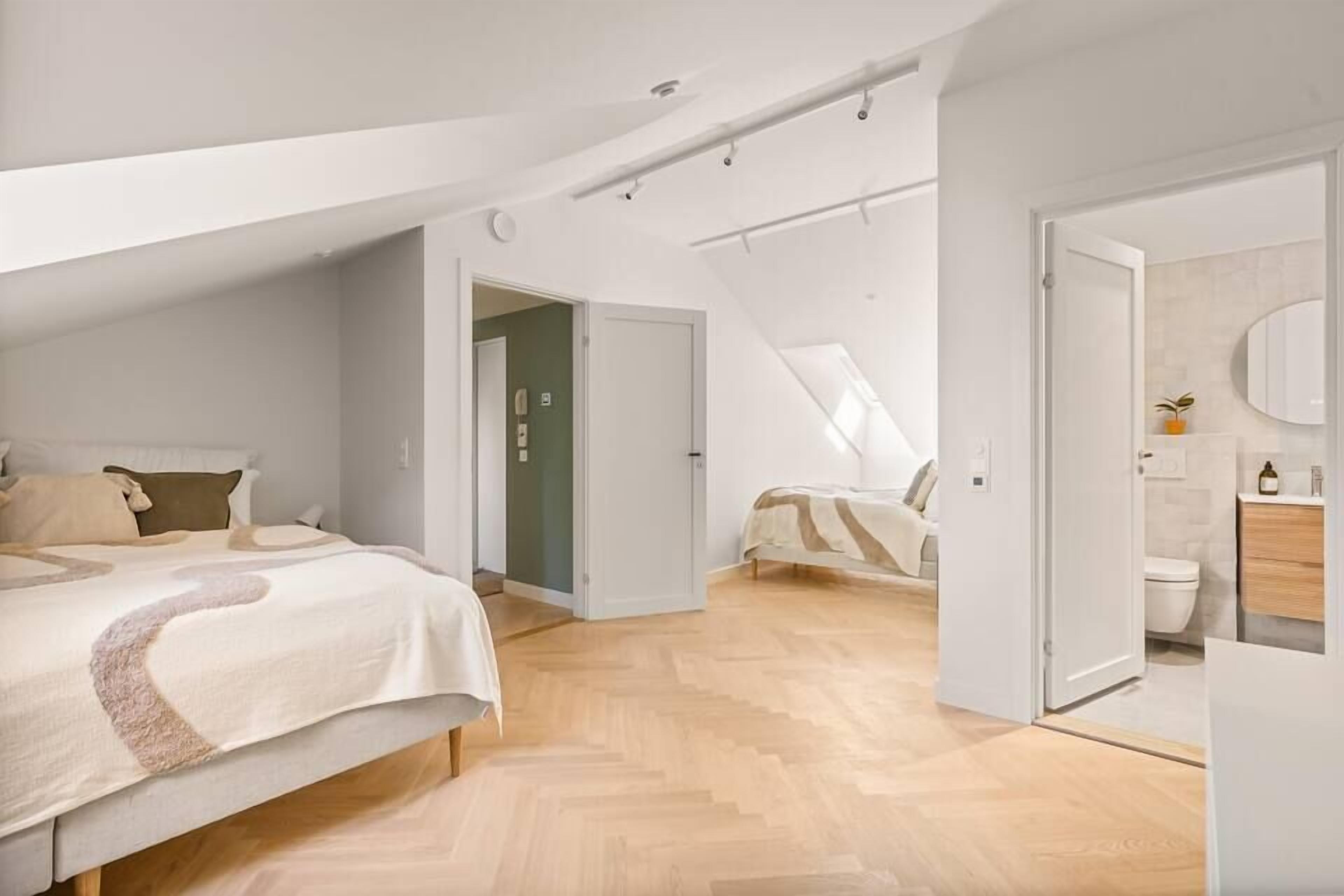 Comfort Apartment, 2 Bedrooms, Non Smoking, 2 Bathrooms | Dihias secara berasingan, dilengkapkan perabot secara berasingan, meja 