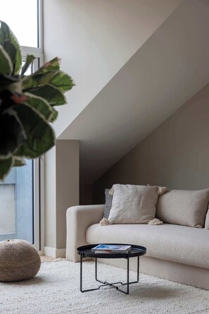 Apartament Comfort, 2 dormitoris, no fumadors | Sala d'estar | Televisor intel·ligent, Netflix, Hulu i serveis de streaming