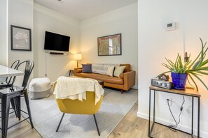 Smart TV, DVD player, books - Chic Urban Retreat - Modern Design, Smart Fans, Stainless Kitchen (Cincinnati)