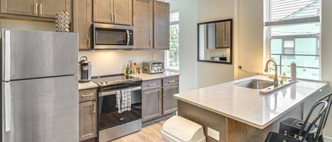 Refrigerador, microondas, horno y parrilla de estufa