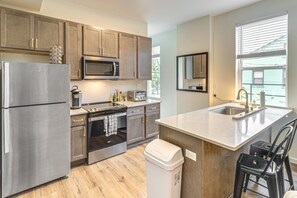 Fridge, microwave, oven, stovetop - Chic Urban Retreat - Modern Design, Smart Fans, Stainless Kitchen (Cincinnati)