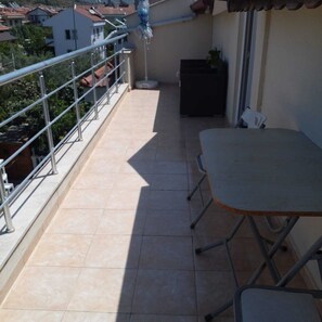 Outdoor dining - large 2-bedroom apartment with 8 metre's balkony NOT far from beach (Fethiye)