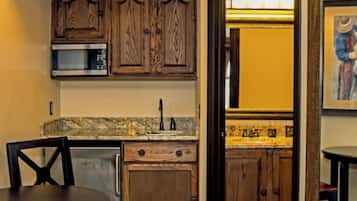 Basic Studio Suite | Private kitchen