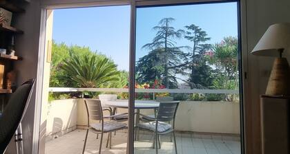 Appartement dernier étage avec piscine dans un parc centre ville proche du Corum