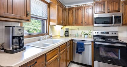Cozy 4-bedroom cabin with WiFi, AC in fabulous Wisconsin Dells