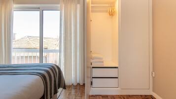 1 dormitori, planxa i posts de planxar, wifi gratuïta i roba de llit