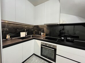 Réfrigérateur, four, cafetière/bouilloire