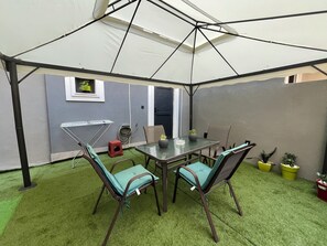 屋外ダイニングエリア