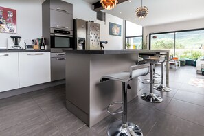 Micro-ondes, four, plaque de cuisson, lave-vaisselle