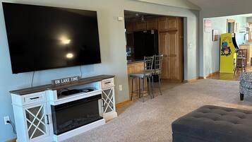 Premier cottage, 3 slaapkamers, patio | Woonruimte | Een 55-inch smart-tv met kabelzenders