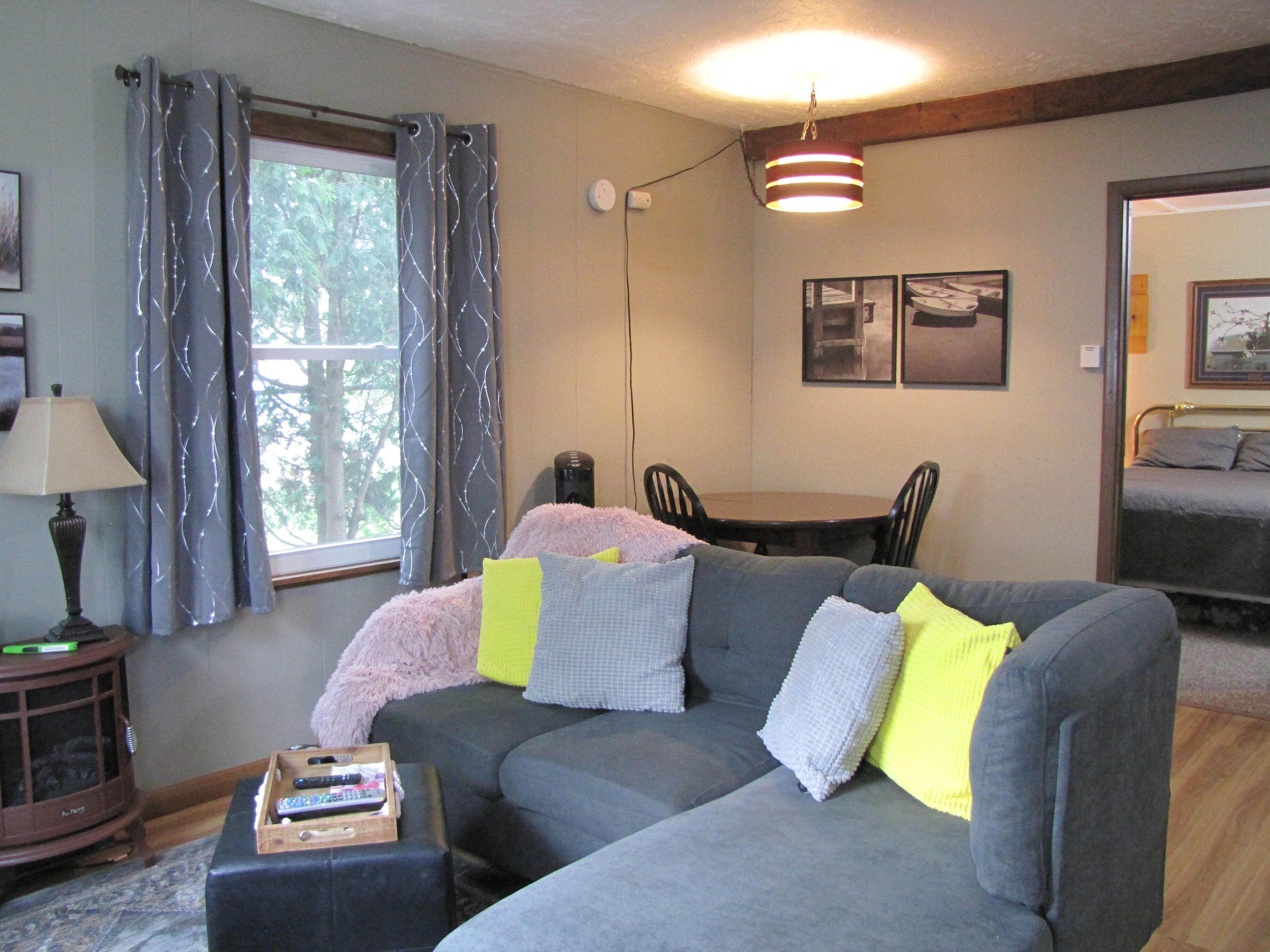 Standard Cabin, 1 Queen Bed | Living area | 55-inch Smart TV with cable channels