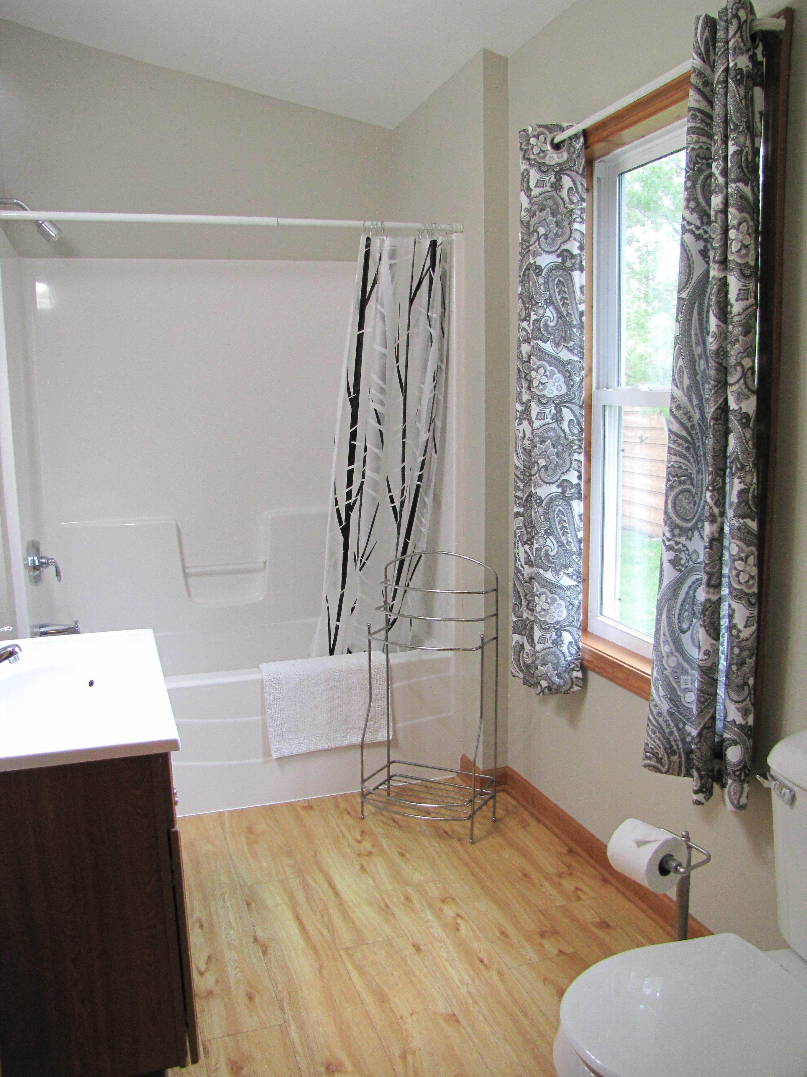 Classic Cottage, 4 Bedrooms | Bathroom | Hair dryer, soap, toilet paper