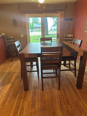 Deluxe-Ferienhaus | Essbereich im Zimmer