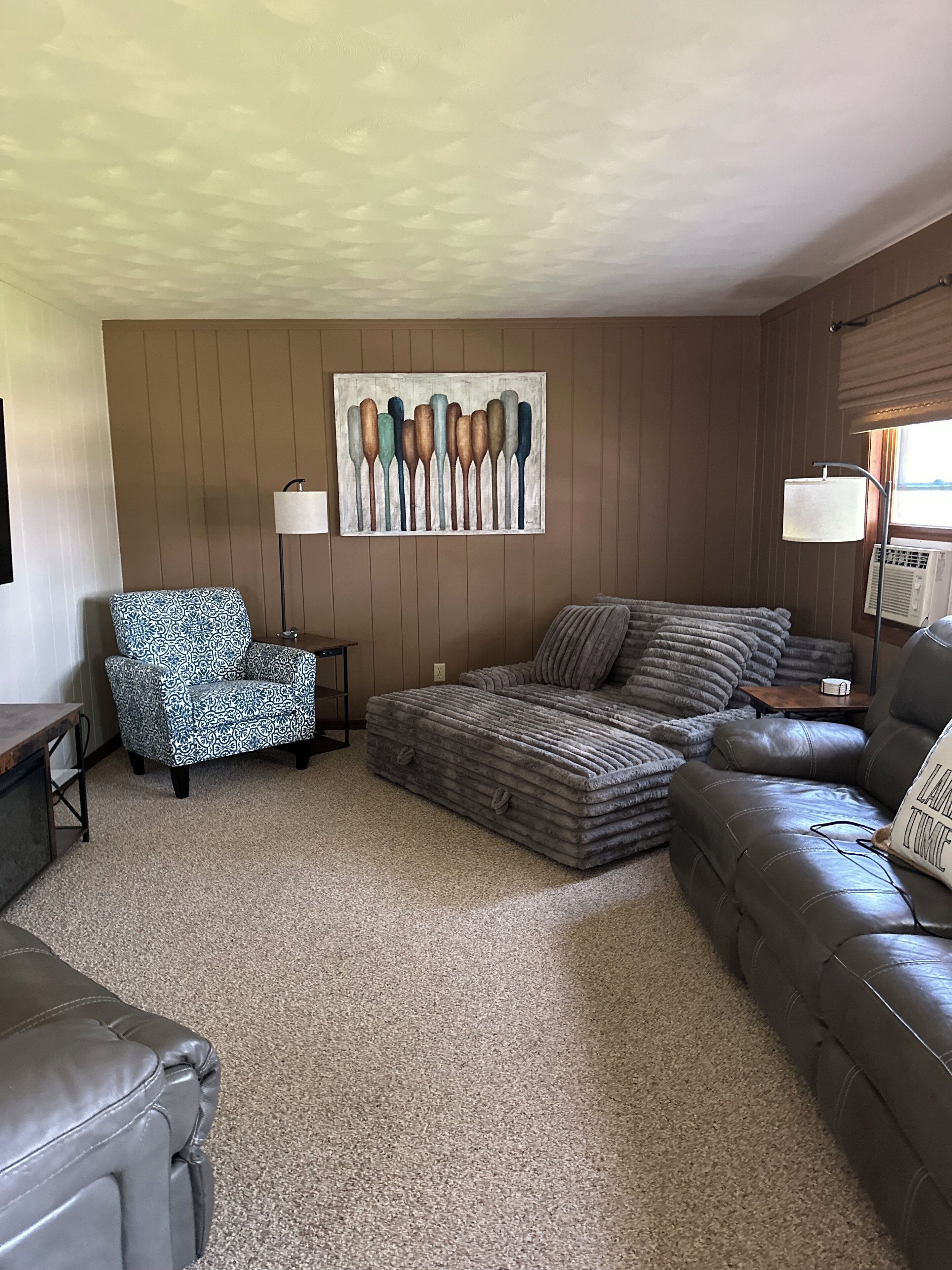 Deluxe Cottage | Living area | 55-inch Smart TV with cable channels