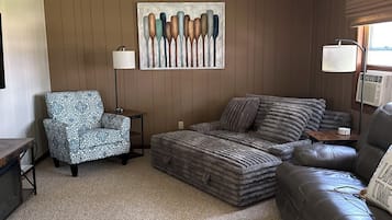 Deluxe Cottage | Living area | 55-inch Smart TV with cable channels