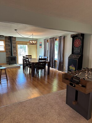 Casa rural Premier, 3 dormitoris, pati | Sala d'estar | Televisor intel·ligent de 55 polzades amb canals per cable 