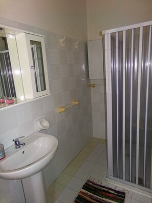 Douche, sèche-cheveux, bidet, serviettes fournies