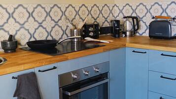 Frigorífico, horno, placa de cocina y cafetera o tetera