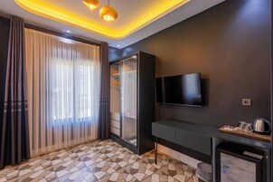 Habitación Deluxe con 2 camas individuales, vistas a la ciudad | Televisión