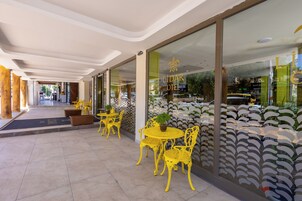 LCD televizyon, oyun konsolu, Netflix, Hulu 