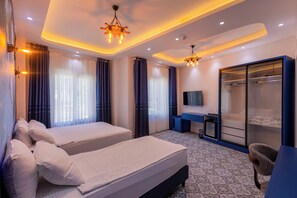 Habitación cuádruple familiar, vistas a la ciudad | Sábanas de algodón egipcio y ropa de cama de alta calidad