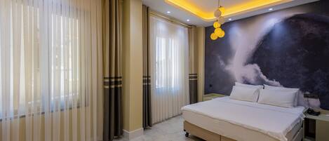 Una camera da letto moderna con un letto grande, un lampadario a soffitto e un affresco murale.