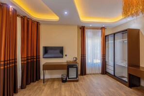 华丽三人房, 允许带宠物, 葡萄庄园景观 | 客房内用餐