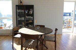 Dining - Modern penthouse w. canal view and private rooftop terrace, 10min to city center (København)