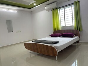 3 chambres, fer et planche à repasser, Wi-Fi, draps fournis