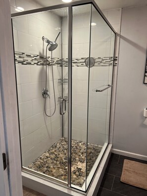 Hårtørrer, håndklæder, Sæbe, Toiletpapir