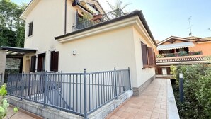 A two-story house with a balcony, a tiled patio, and a metal fence. - SE185 - Senigallia, renovated three-room apartment with garden and garage (Senigallia)