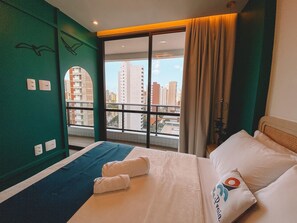 Desk, laptop workspace, blackout curtains, iron/ironing board - Studios Jsmart José Vilar - Aldeota (Fortaleza)