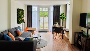 Smart TV, fireplace, books - Exclusive flat, front row, directly on the beach, 200m from the pier (Binz)
