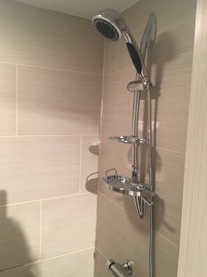 Douche, sèche-cheveux, serviettes fournies, savon