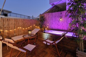 Outdoor spa tub