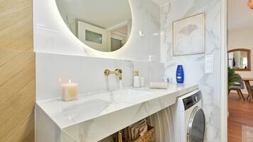 Shower, hair dryer, bidet, towels