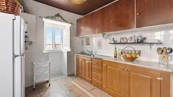 Microwave, oven, cookware/dishes/utensils