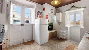 Microwave, oven, cookware/dishes/utensils