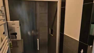 Haartrockner, Handtücher, Seife, Toilettenpapier