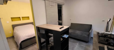 1 bedroom, WiFi, bed sheets. Peaceful studio