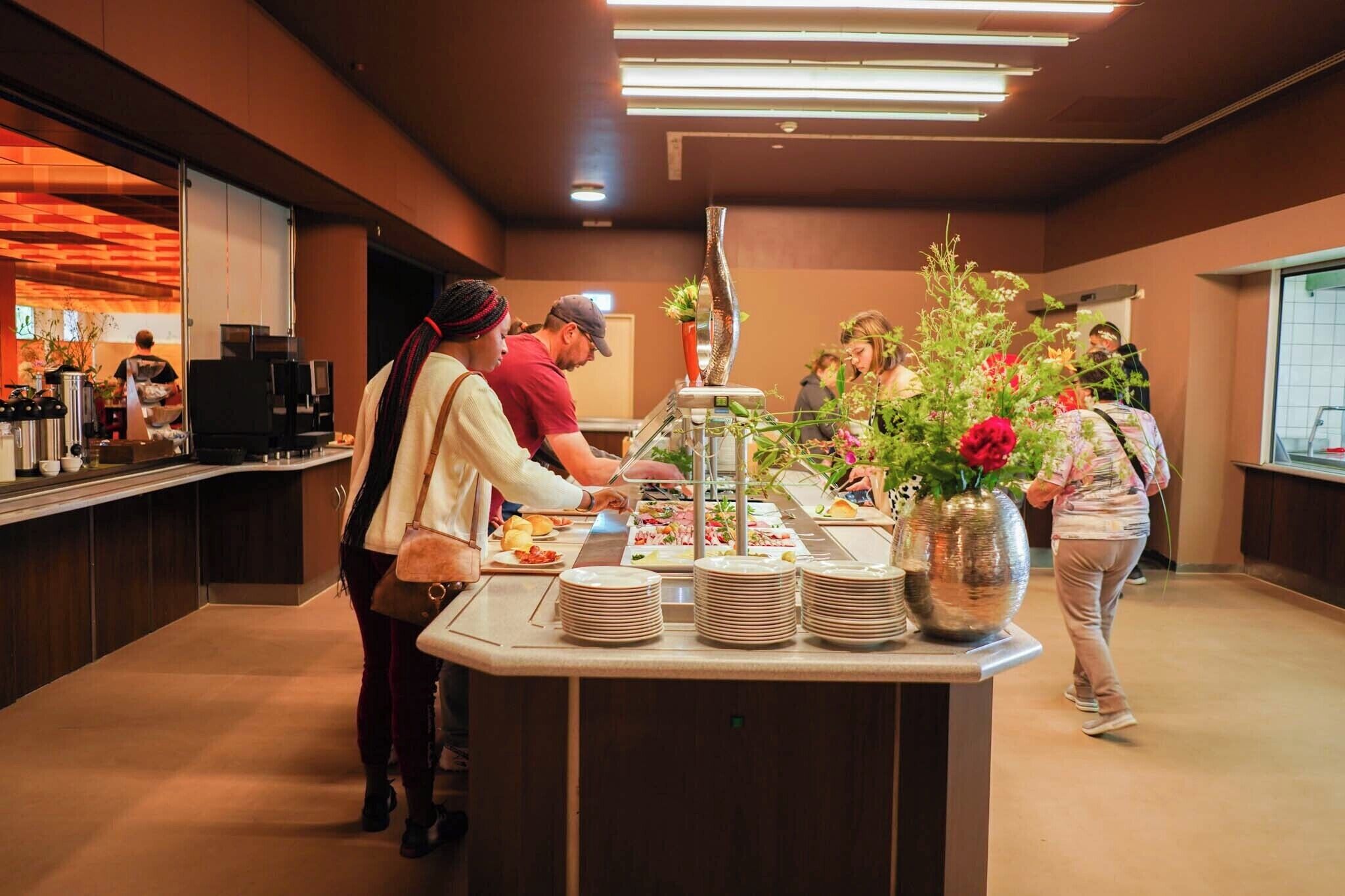 فطور مطهو حسب الطلب يوميًا بتكلفة قدرها (10 EUR للشخص)