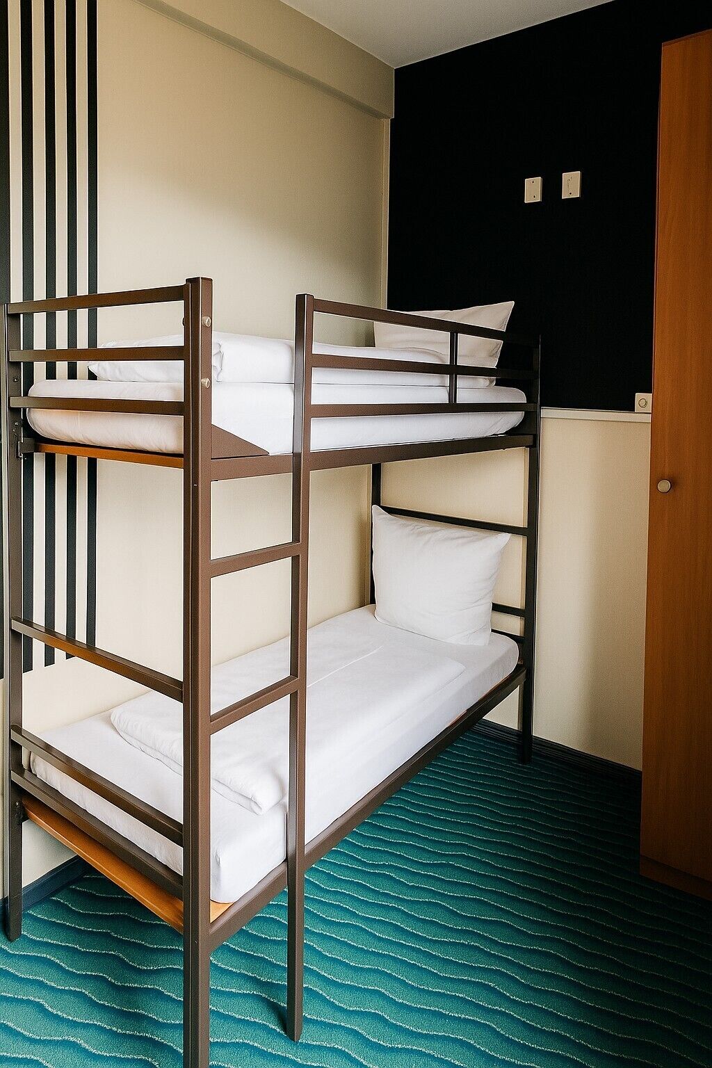 Twin Room, Private Bathroom | Desk, free WiFi, bed sheets