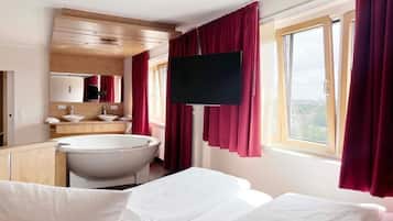 Suite, Hot Tub, City View | Desk, free WiFi