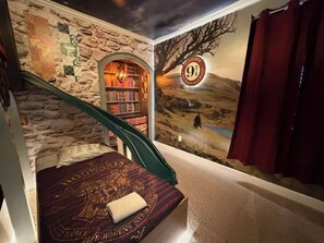 Room - 8BR Disney Mansion + Mario Kart Arcade + Themed Rooms + Pool/SPA (Kissimmee)